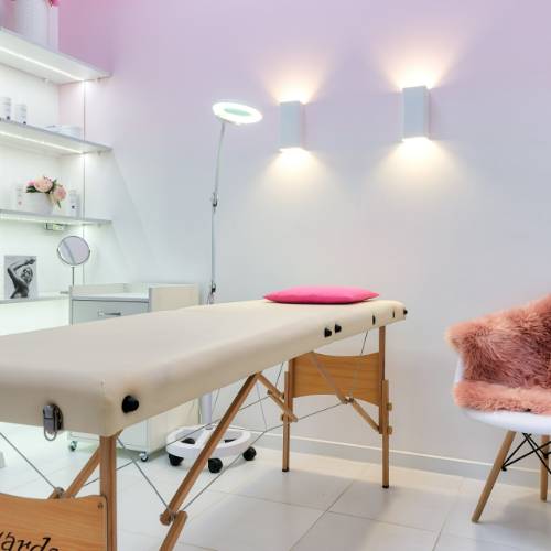 salon esthetique avec table de massage