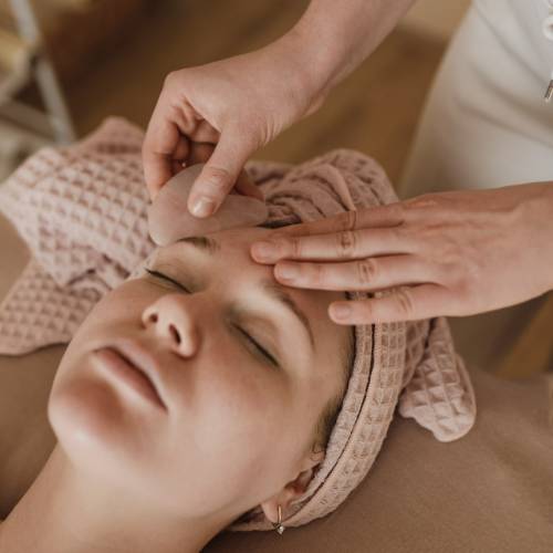 massage du visage d'une femme